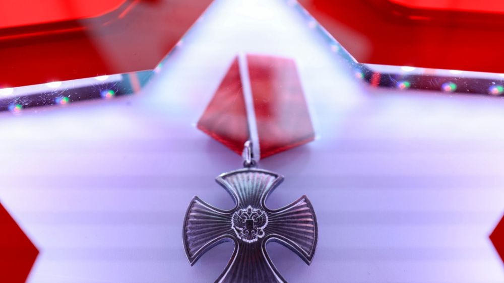 Путин посмертно наградил орденом Мужества военкора "Известий" и оператора "Звезды"