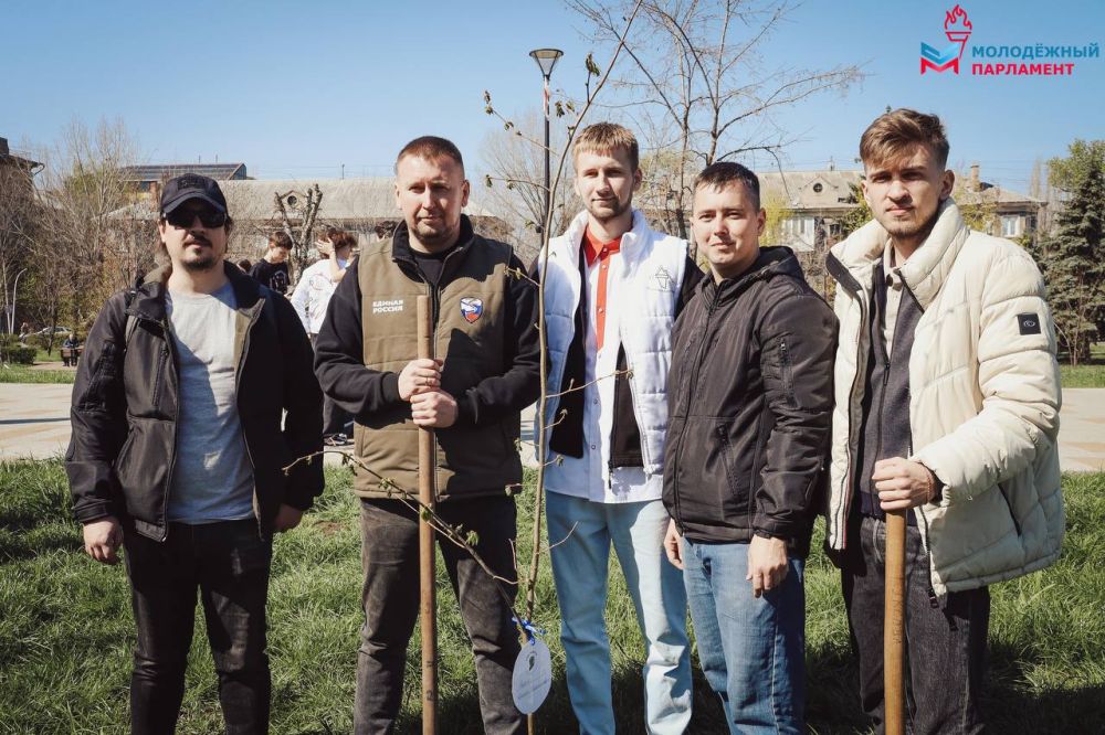 Члены Молодежного парламента ЛНР приняли участие в акции «Сад Памяти»