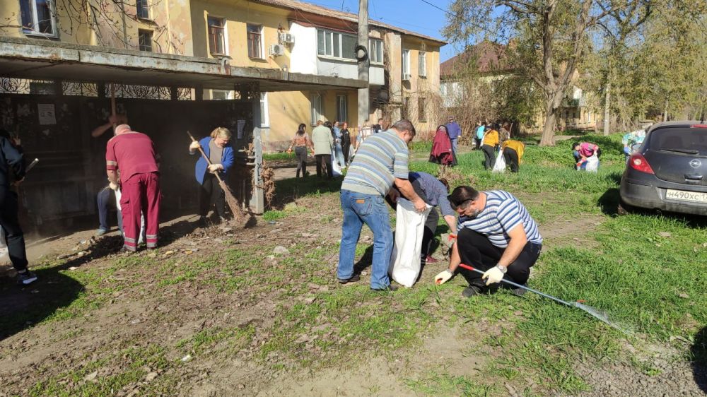 Коллектив Луганского центра медицины катастроф принял активное участие в акции «Чистая Республика – 2025» и ежегодном городском субботнике