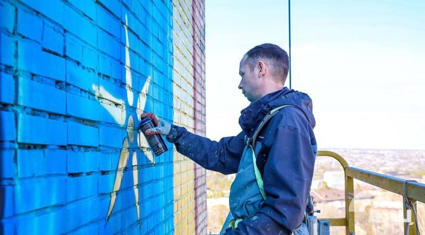 Художник Александр Васильев: «У нас всего два пути — либо вверх, либо вниз» С одной стороны — гордость, что участвую в таком проекте. С другой — постоянное напряжение: боялись не успеть к Пасхе. Хотелось сделать подарок...