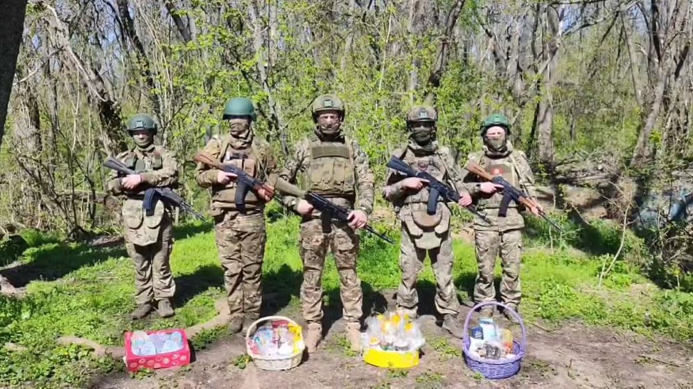 Сегодня в рамках акции "Пасхальная корзинка защитнику Отечества" мы передали нашим бойцам сладкие угощения, наполненные теплом и заботой