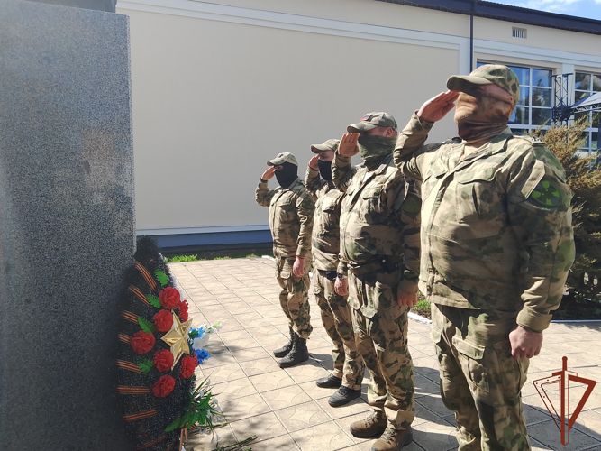 Росгвардейцы продолжают благоустраивать памятники героям Великой Отечественной войны в новых регионах России