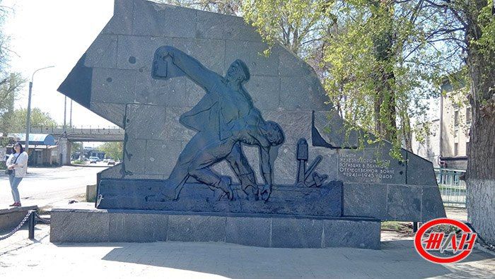 В преддверии 80-летия Победы в Великой Отечественной войне сотрудники Луганской дистанции по эксплуатации зданий и сооружений Луганского филиала ФГУП «ЖДН» провели работы по благоустройству и реставрации памятников и...