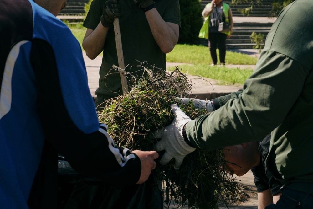 Мы вместе за чистоту!. Команда Движения «Экосистема» в ЛНР и Центра военно-спортивной подготовки и патриотического воспитания молодежи «ВОИН», а также депутат Совета городского округа город Луганск Евгений Губарев при...