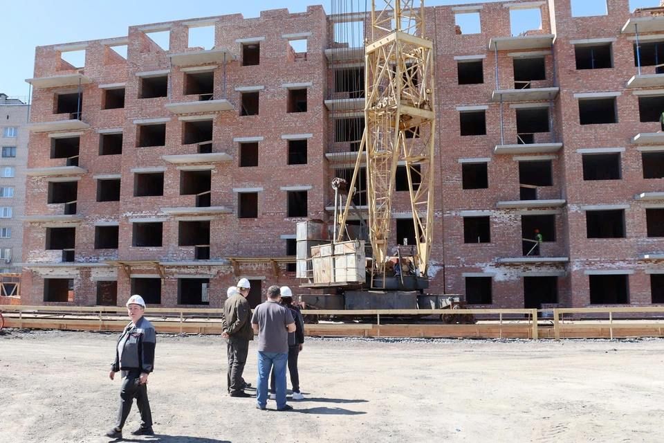 Строители возводят 6 из 9 этажей многоквартирного дома в Свердловске