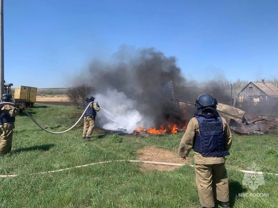 Спасатели ликвидировали загорание сена в Троицком районе