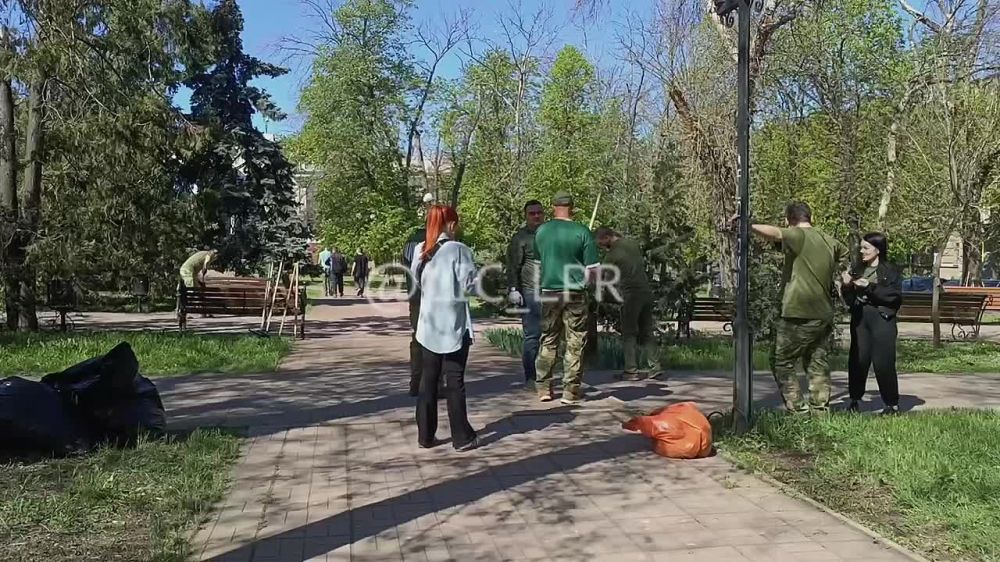 Представители центра «Воин» и движения «Экосистема» вместе с участниками СВО в рамках всероссийской недели субботников «Мы за чистоту» благоустроили Сквер Революции в Луганске