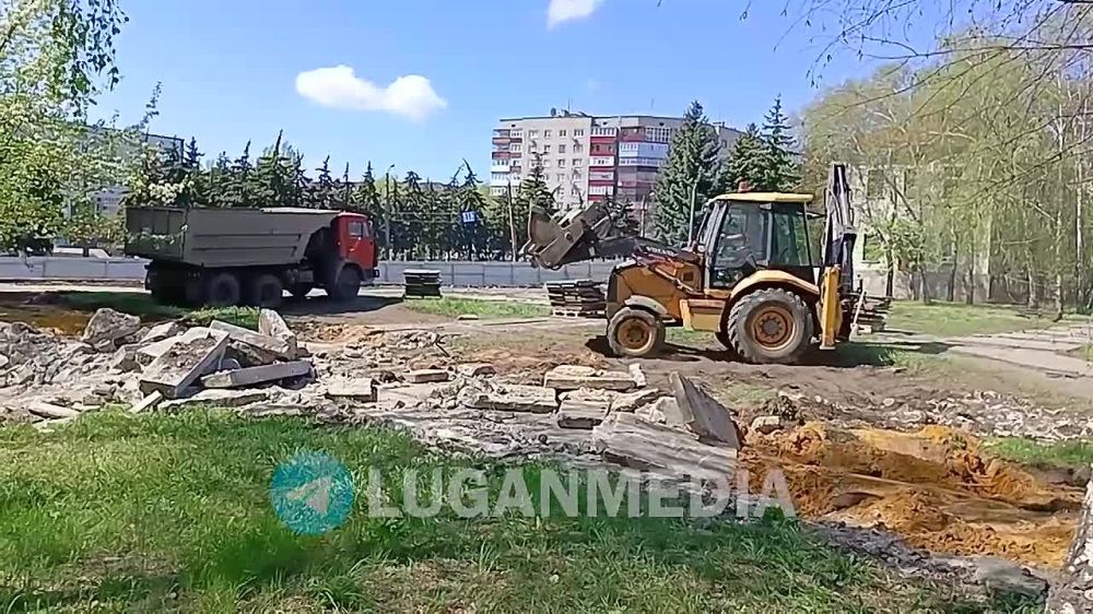 В Антраците в рамках муниципальной программы «Формирование современной городской среды города Антрацита Луганской Народной Республики» началось благоустройство сквера вокруг памятника им. В.А. Ляхова