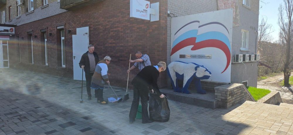 Сотрудники отделений МФЦ продолжают наводить порядки на улицах населенных пунктов ЛНР в рамках акции «Чистая Республика- 2025», которая продлится до 26 апреля