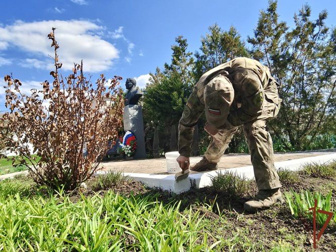 Памятники героям Великой Отечественной войны продолжают благоустраивать росгвардейцы в новых регионах России