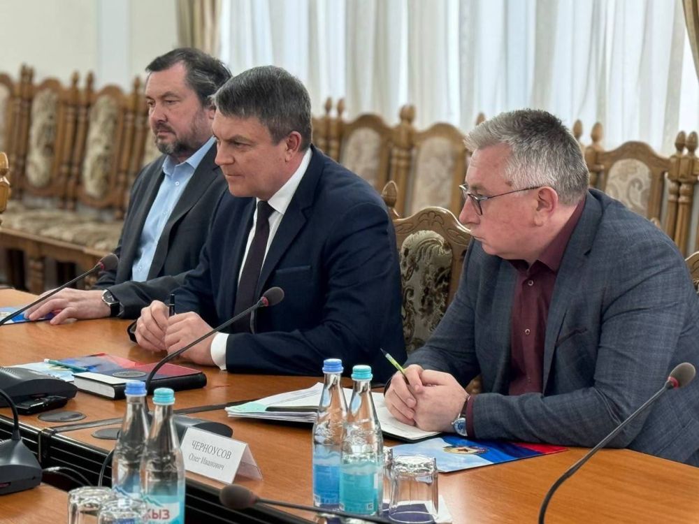 Глава ЛНР Леонид Пасечник и руководитель Республики Тыва Владислав Ховалыг на встрече в Луганске обсудили поддержку участников специальной военной операции