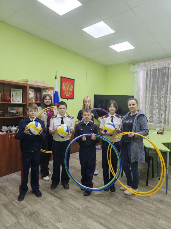 Галина Дуброва: По просьбе сотрудников Дома культуры в Станице Луганской, привезла для учреждения необходимый спортивный инвентарь: волейбольные мячи и гимнастические обручи