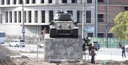 В Краснодоне активно продолжаются работы на Аллее Дружбы