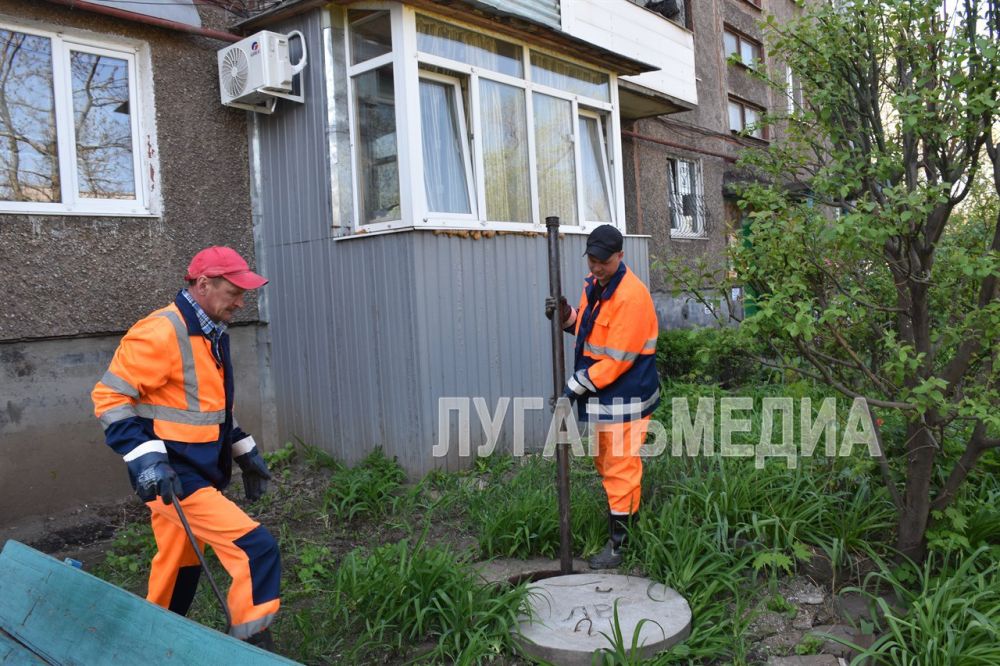 В Алчевске продолжается устранение засоров на канализационных сетях города