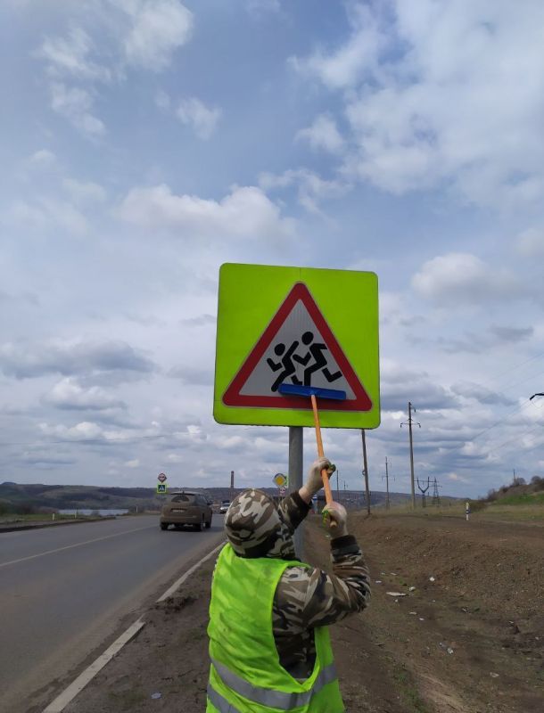 Очистка дорожных знаков на дорогах республики продолжается