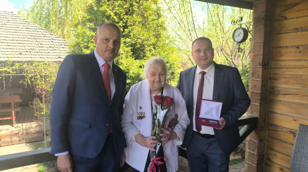 Валентина Серебряк получила нагрудный знак к званию "Почетный гражданин Луганска"