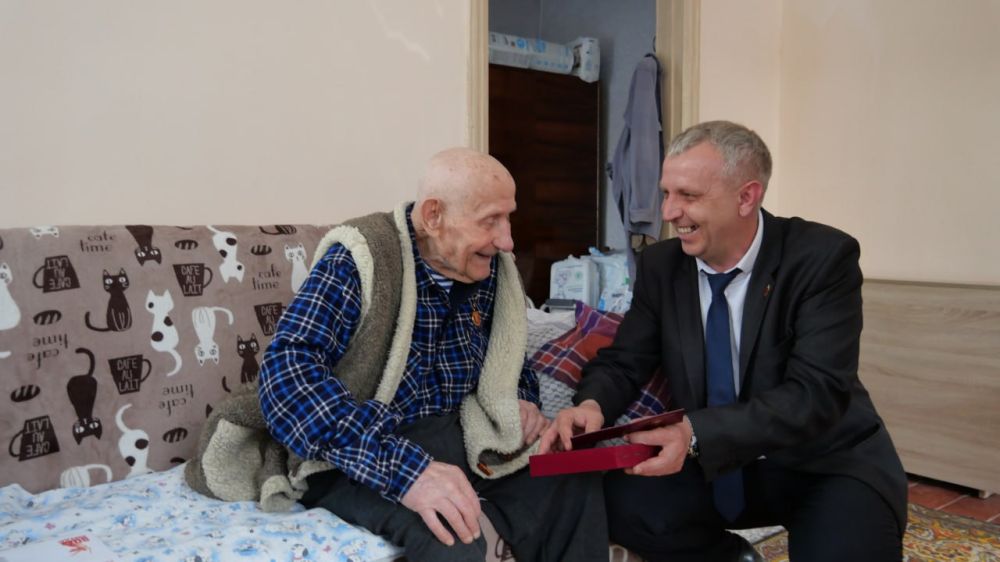 Алексей Степаненко получил нагрудный знак к званию "Почетный гражданин Луганска"