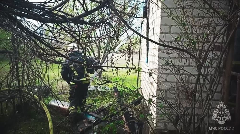 В Станично-Луганском районе едва не взорвались газовые баллоны из-за пожара в дачном доме