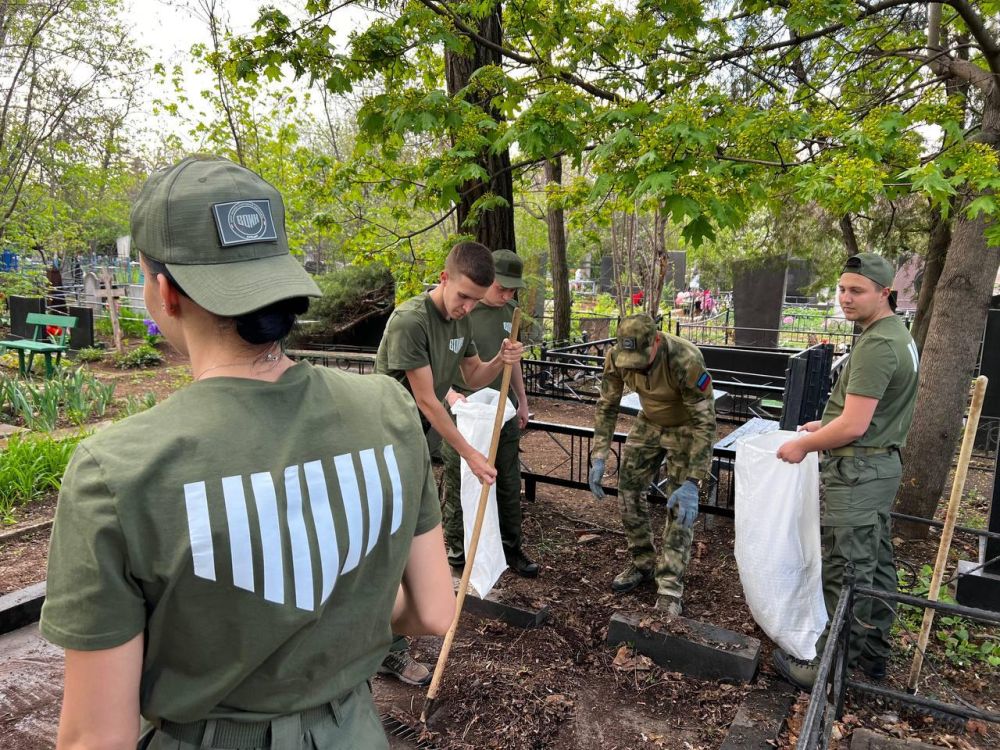 Представители Центра «Воин» в ЛНР в рамках проекта «Хранители наследия», привели в порядок могилы Героя СССР Владимира Сербулова и ветеранов Великой Отечественной войны в Луганске