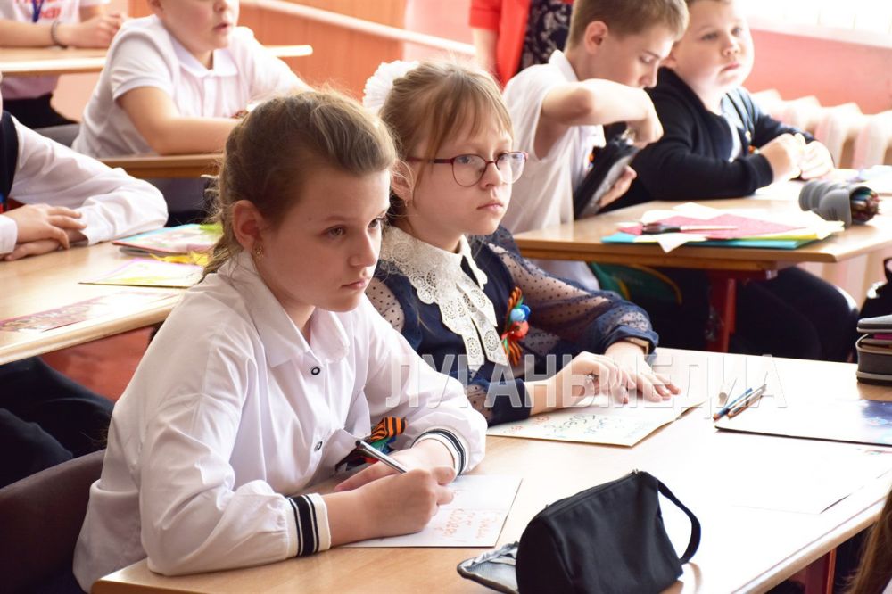 Краснолучские школьники написали письма ветеранам