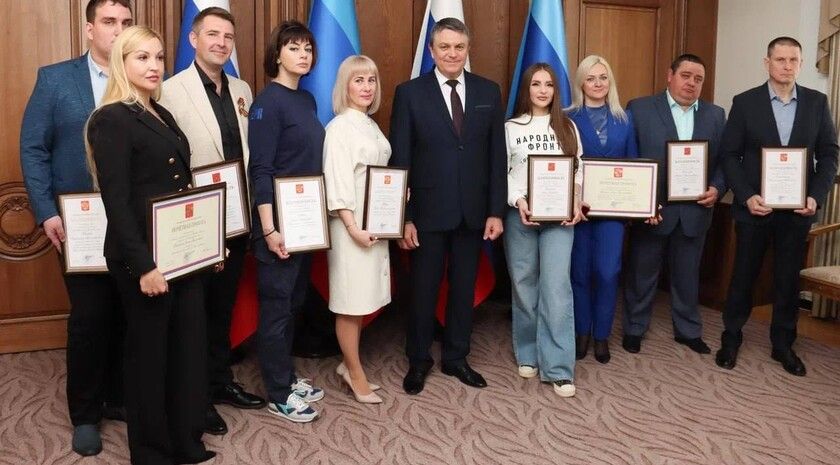 Пасечник вручил активистам ЛНР награды Президента России