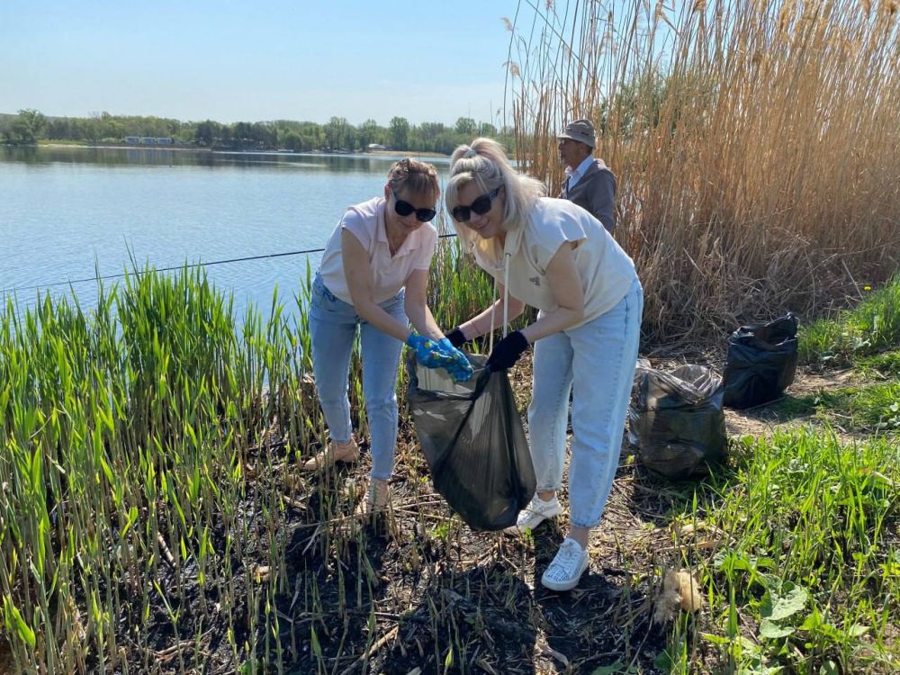 Представители Народного Совета ЛНР в рамках акции «Чистая Республика» привели в порядок берег Луганского моря