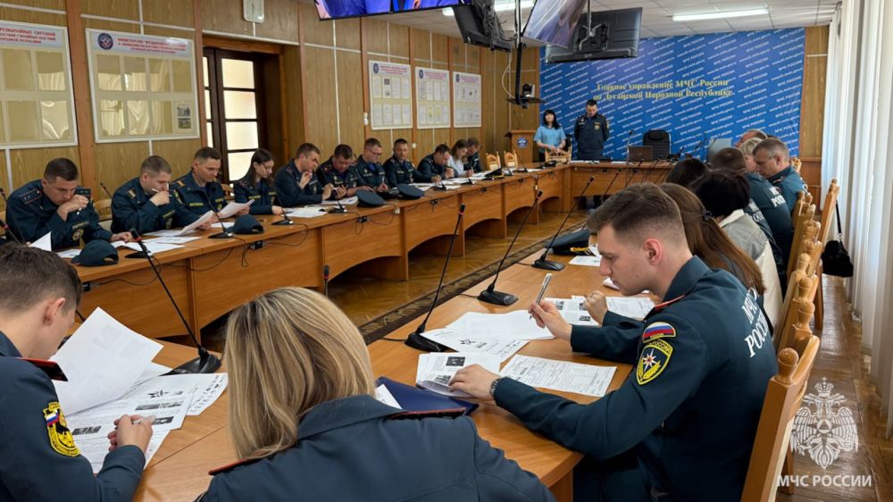 Сотрудники ГУ МЧС России по ЛНР проверили свои знания на «Диктанте Победы»