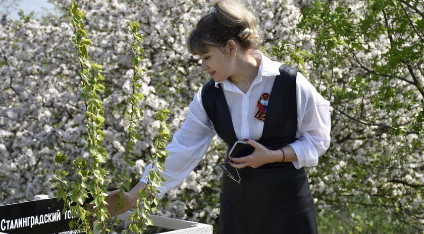 Жители Антрацитовского округа почтили память героев ВОВ и СВО у «Тополя Победы»