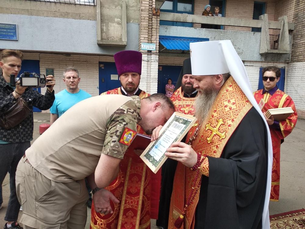 Высокопреосвященнейший митрополит Луганский и Алчевский Пантелеимон освятил мурал с изображением Луганской иконы Божьей Матери, выполненный на стене многоэтажки в столице ЛНР на улице Шевченко рядом с Луганским краеведческим...