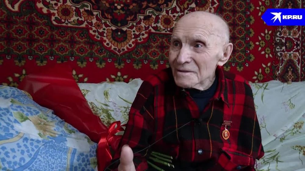 В Луганске ветерану Дмитрию Крюкову вручили знак Почетного гражданина города