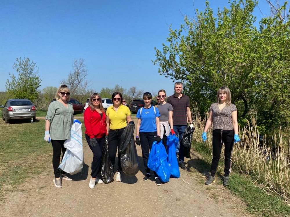 Представители Народного Совета ЛНР привели в порядок прибрежную территорию пруда «Луганское море» в рамках акции «Чистая Республика – 2025»