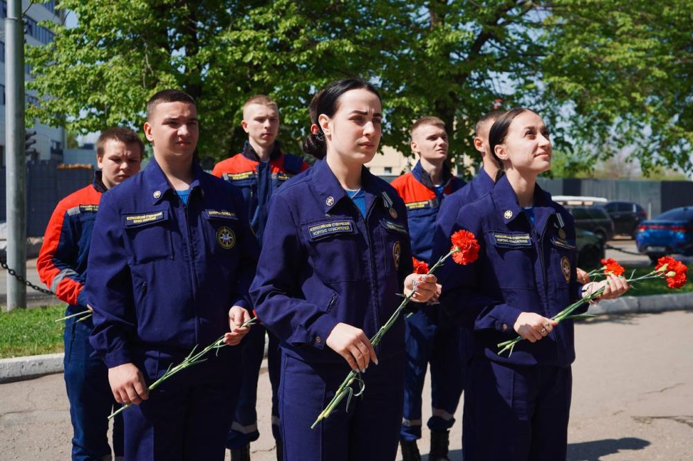 Память о тех, кто спасал жизни: День памяти МЧС России