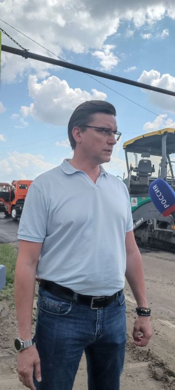 Министр сельского хозяйства ЛНР Евгений Сорокин принял участие в старте ремонта дороги Николаевка — Пионерское
