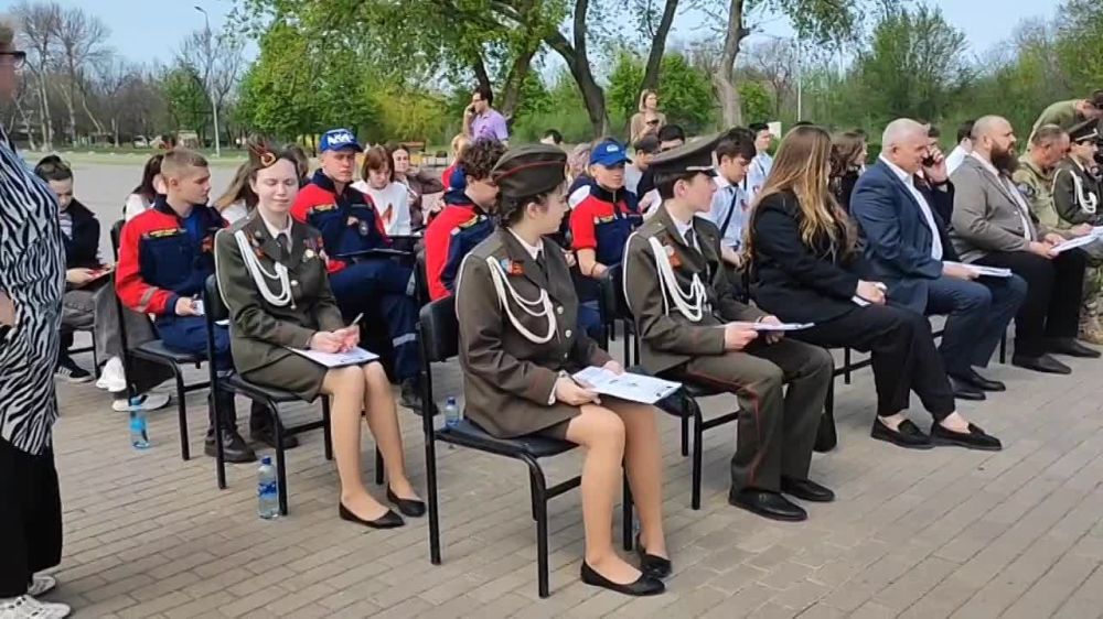 Сегодня студенты КФИиМ (филиал) ЛГУ им.В.Даля и добровольцы ССО "Молодогвардеец" ЛугРО ВСКС присоединились к международной акции "Диктант Победы"! В этом году они писали диктант в исторически значимых местах Краснодона: в...