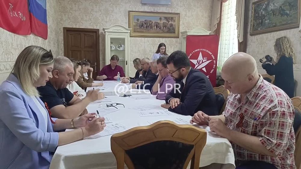 Сотрудники Луганского академического музыкально-драматического театра имени Михаила Голубовича совместно с активистами партии «Единая Россия» присоединились к международной акции «Диктант Победы»