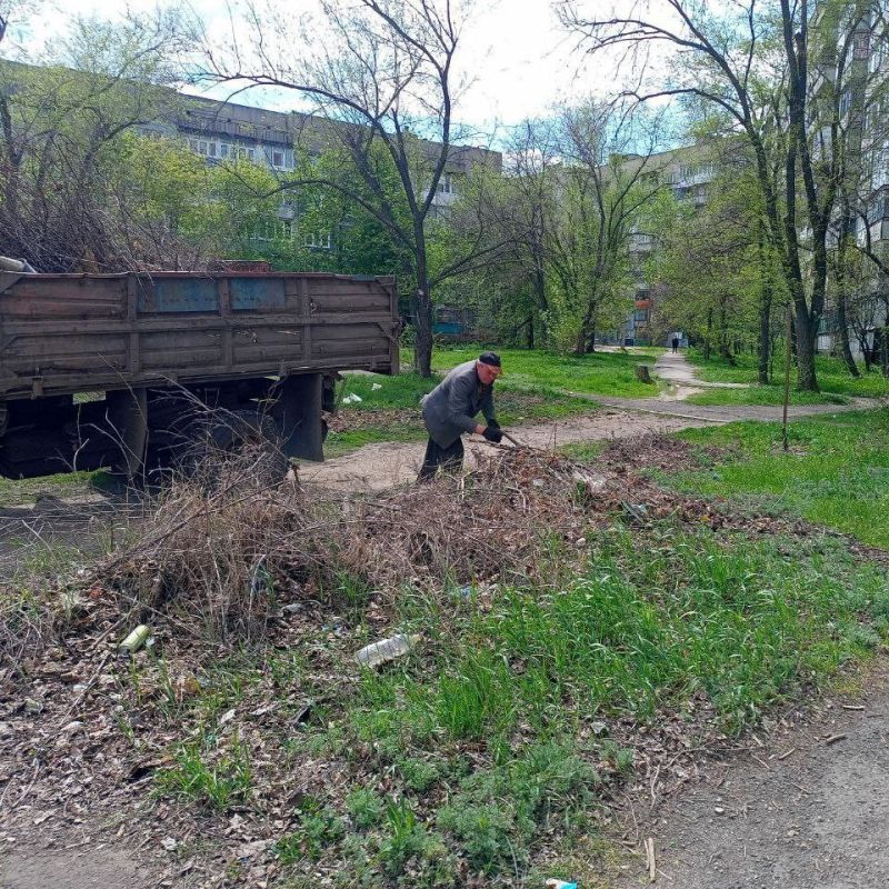 Дворники играют ключевую роль в поддержании чистоты и порядка на придомовых территориях