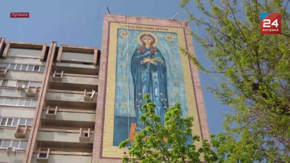 В Луганске освятили мурал с изображением иконы Луганской Божьей Матери