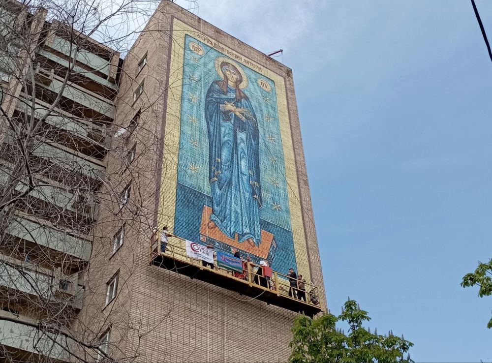 Яна Пащенко: В центре Луганска, на одной из многоэтажек в районе Краеведческого музея, появился мурал с изображением луганской иконы Божией Матери