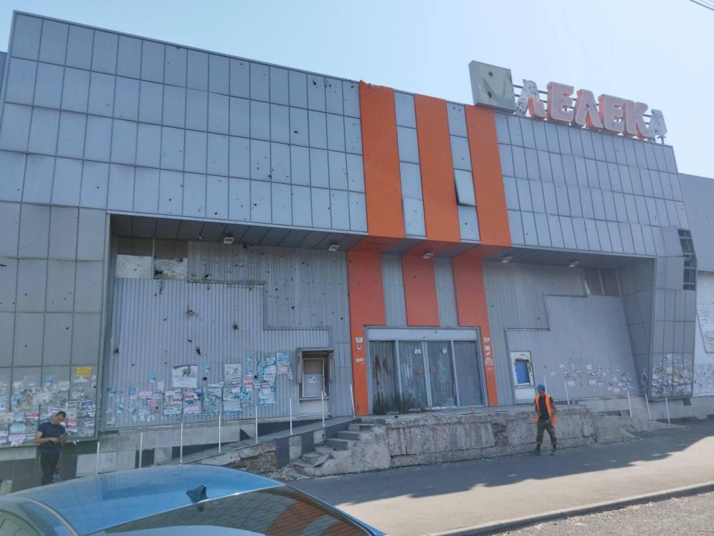 Пострадавшее в результате боевых действий в 2014 году здание супермаркета «Лелека» в районе луганского автовокзала передано в аренду, сообщили в министерстве имущественных и земельных отношений ЛНР