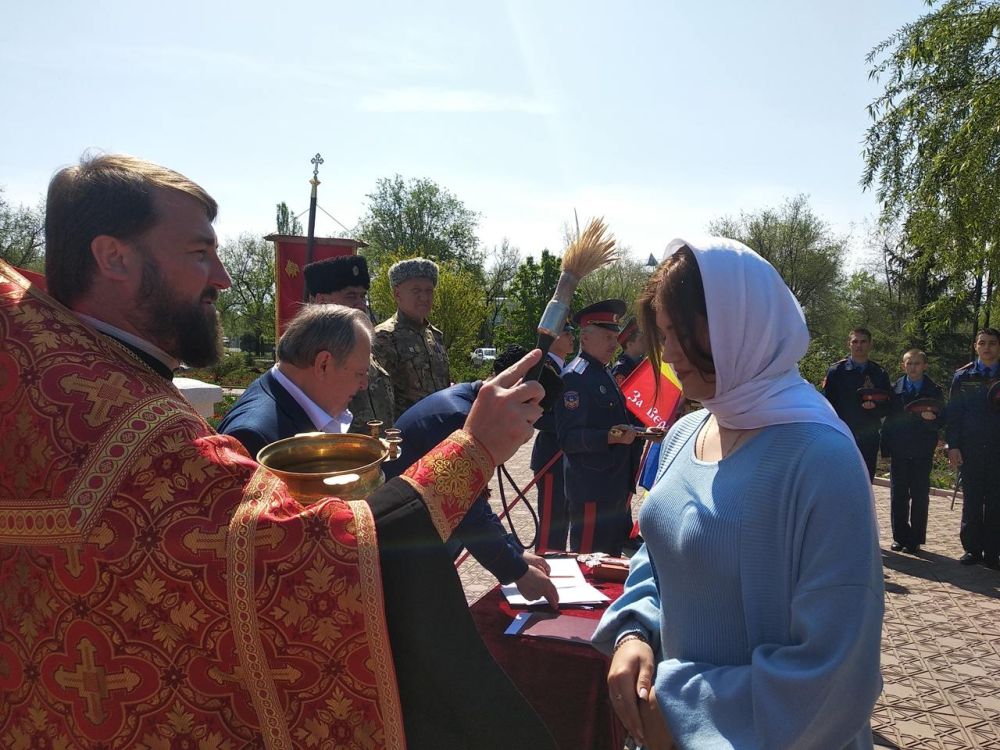 Свыше двух десятков студентов «Далевской казачьей сотни» Луганского государственного университета имени Даля прошли «верстание в казаки» — приведение к присяге в Луганском храме в честь святого благоверного князя Александра...