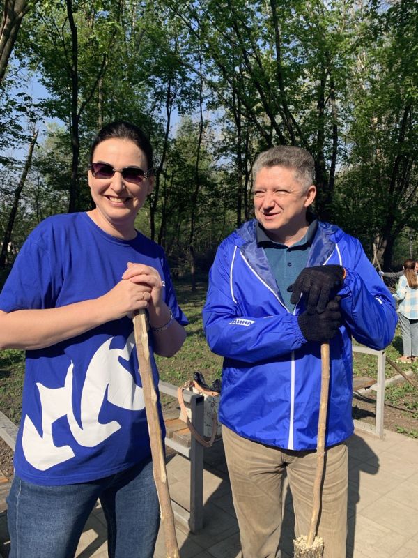 Яна Пащенко: Жители Луганска присоединились ко всероссийскому субботнику, который состоялся в столичном сквере Алексеева