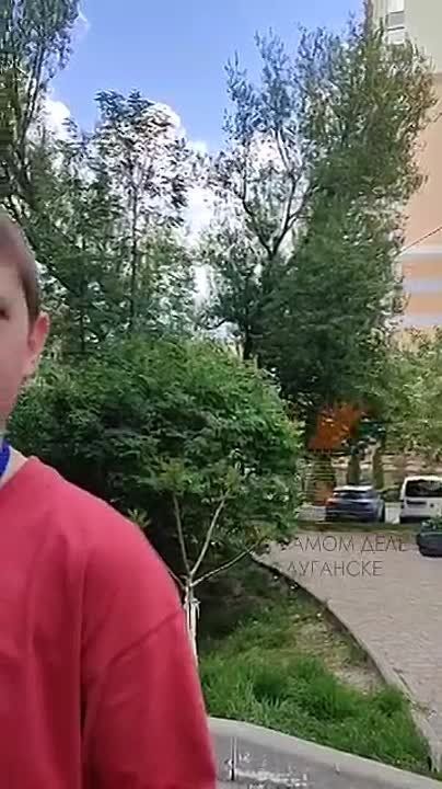 Вызывайте санитаров. В одном из киевских дворов кастрюля начала брызгать ядом на ребёнка, который слушал российскую музыку у неё под окнами