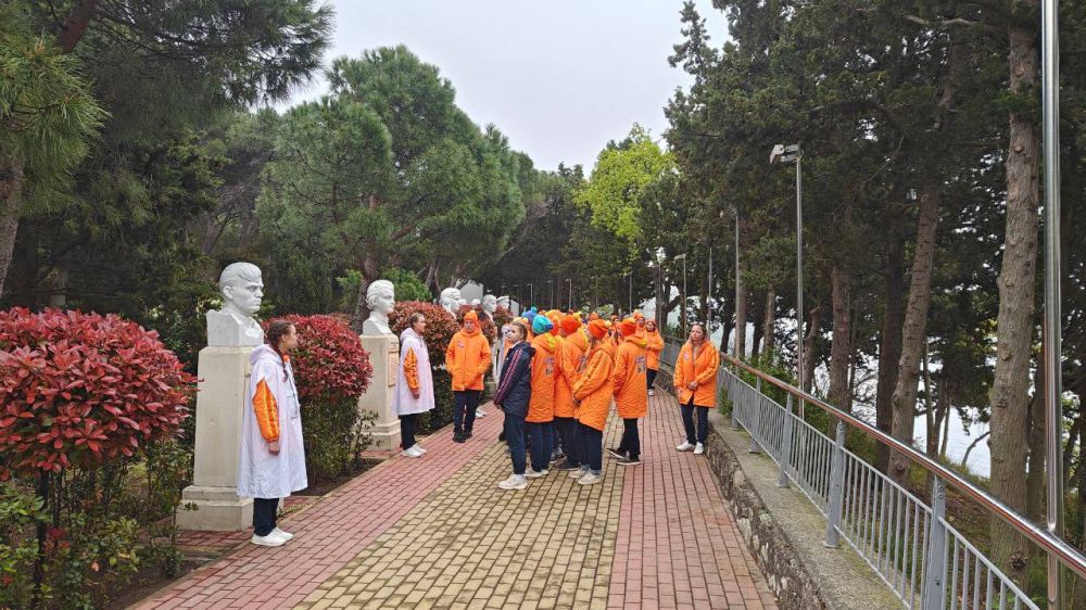 Иван Кусов: Сегодня очень насыщенная программа в «Артеке» – месте, где детские мечты оживают! Этот легендарный лагерь, основанный в 1925 году Зиновием Петровичем Соловьёвым, врачом с большим сердцем, до сих пор дарит детям...