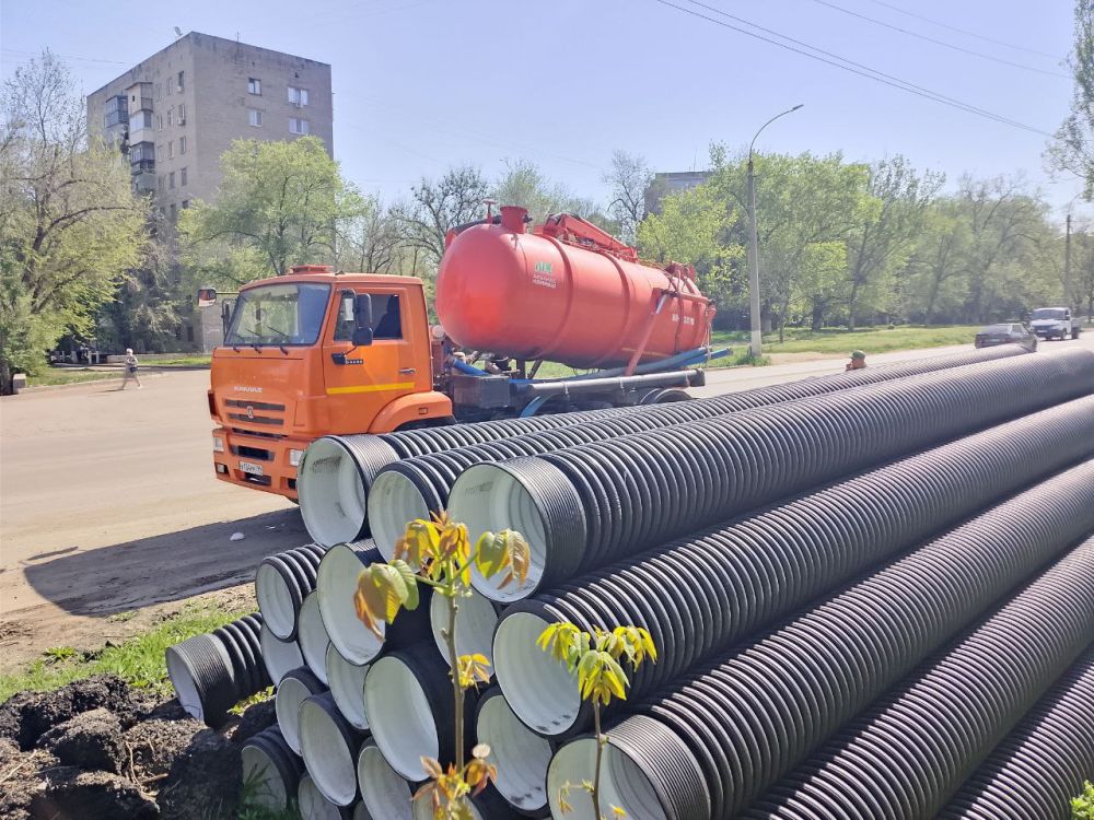 В восточной части Луганска обновляют участок канализации