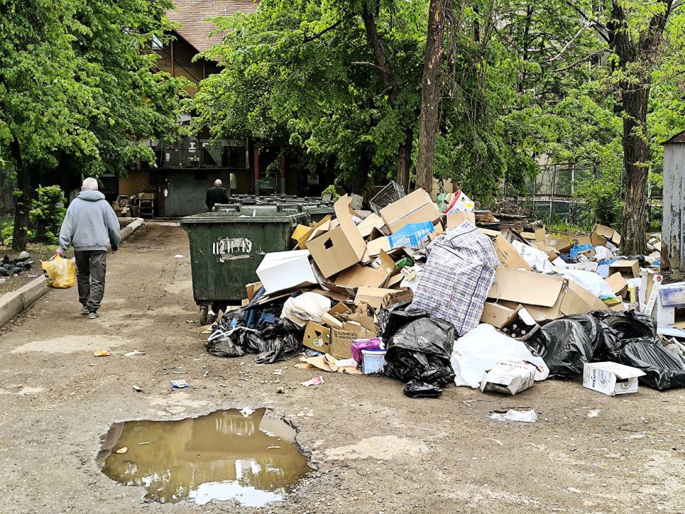 Живописный вид луганского двора в центре города )) Пересечение площади Героев ВОВ и Советской улицы