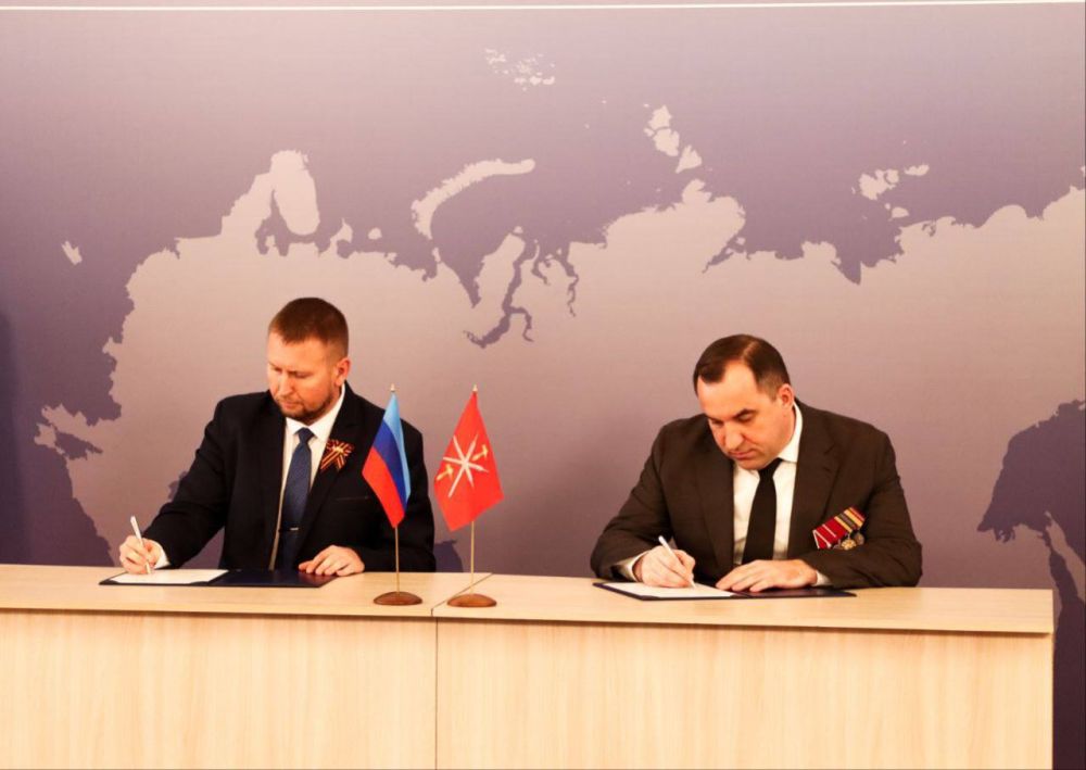 Председатель Народного совета ЛНР Денис Мирошниченко подписал соглашения о сотрудничестве между Народным Советом ЛНР и парламентами восьми субъектов РФ