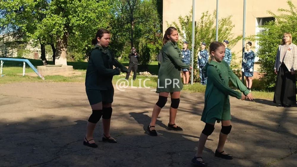 Ученики луганской школы № 44 высадил розарий в память о погибших выпускниках учебного заведения