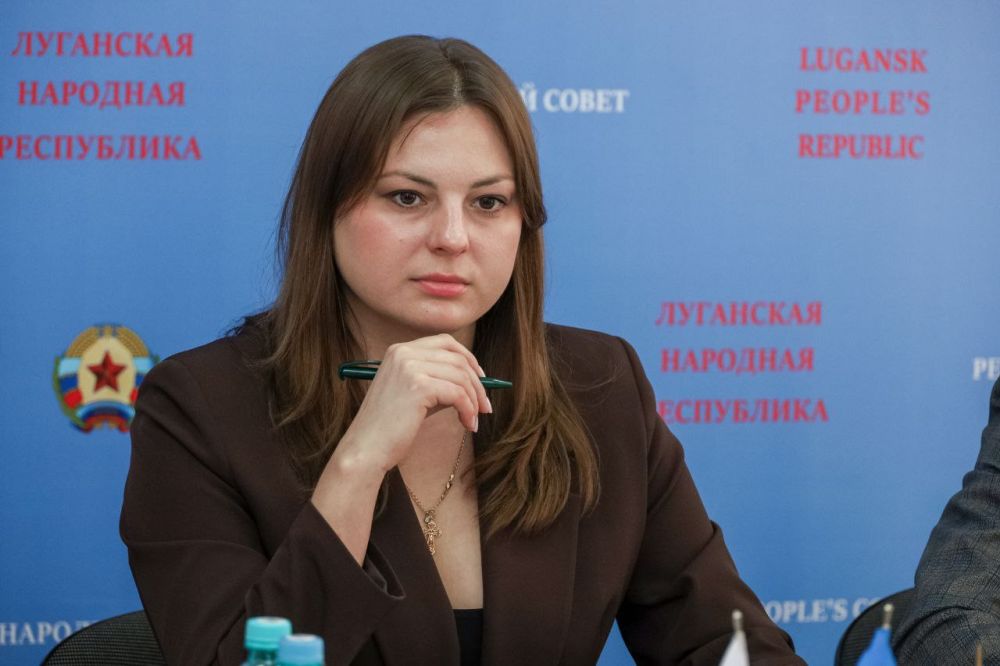 Галина Дуброва: 8 апреля, во время приема граждан в Станице Луганской, я обратила внимание на серьезную проблему: возле местного Дома культуры произошел сильный порыв водопровода