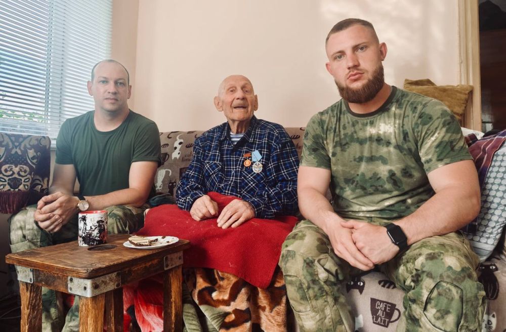 СВЯЗЬ ПОКОЛЕНИЙ. Инструктора и курсанты филиала Центра «ВОИН» в Луганской Народной Республике посетили Почетного гражданина города Луганска, ветерана Великой Отечественной войны Степаненко Алексея Ивановича