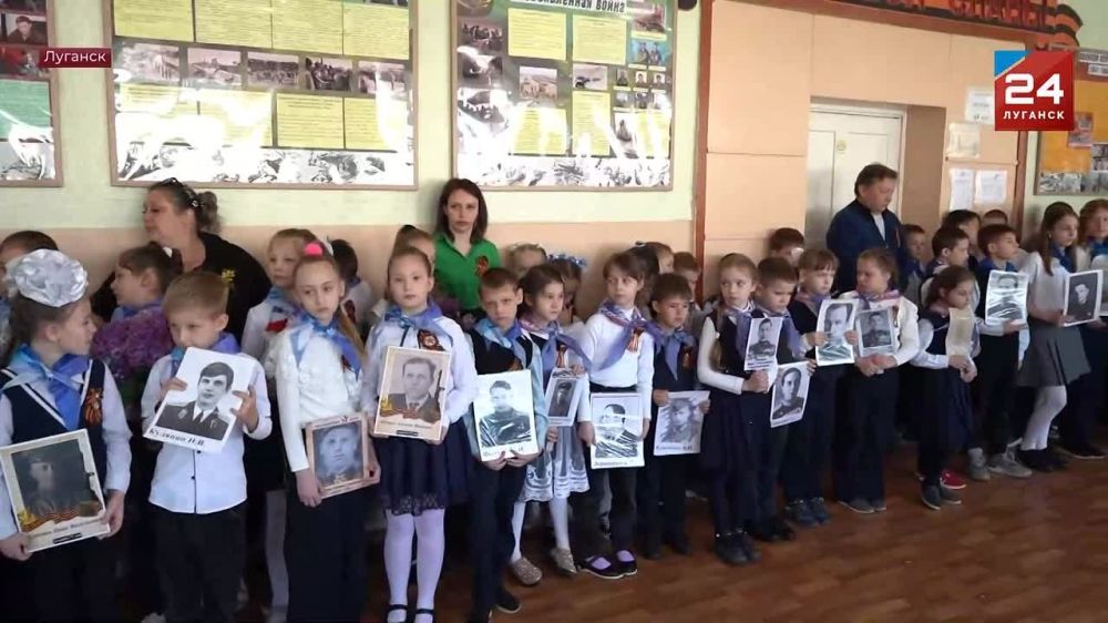 Школьники Луганска несут почетный караул у копии Знамени Победы